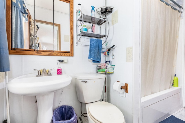 431 Montrose Dr, Romeoville, IL 60446 - bathroom featuring tile walls, toilet, and shower / tub combo with curtain