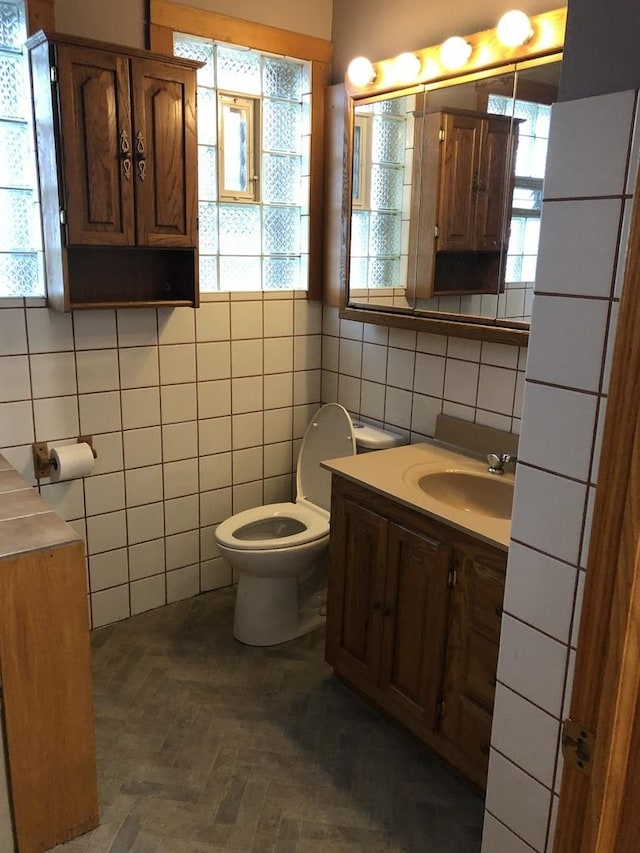 1252 W Chicago Ave, Chicago, IL 60642 - bathroom with tile walls and vanity