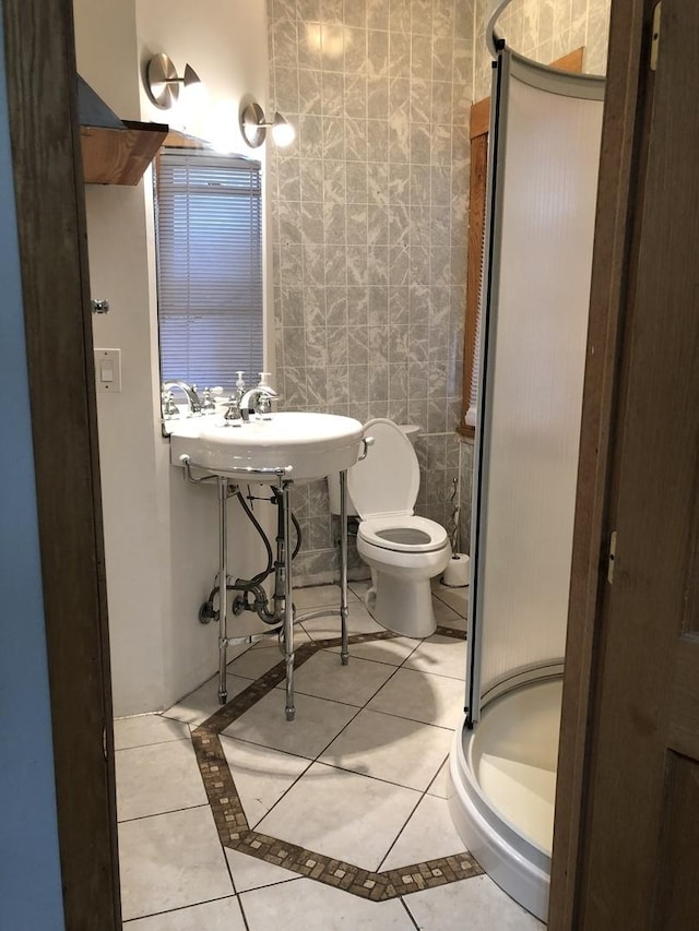 1252 W Chicago Ave, Chicago, IL 60642 - bathroom featuring tile patterned flooring and tile walls