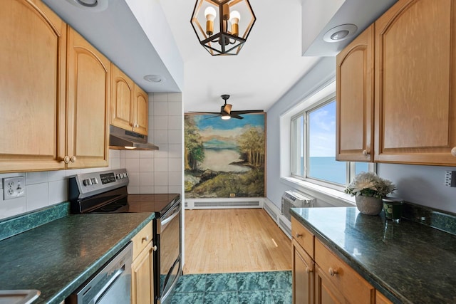 1050 W Columbia Ave Unit 3H, Chicago, IL 60626 - kitchen with stainless steel appliances, under cabinet range hood, tasteful backsplash, baseboards, and ceiling fan