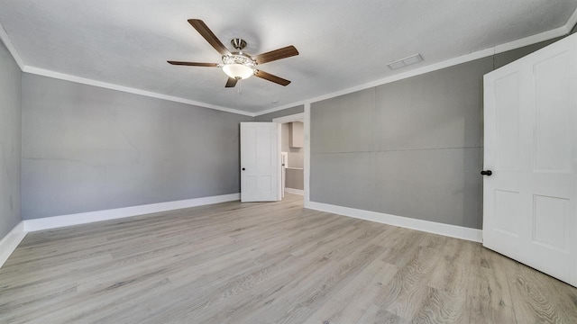639 W Elk St, Freeport, IL 61032 - unfurnished bedroom featuring wood finished floors, crown molding, baseboards, ceiling fan, and a closet