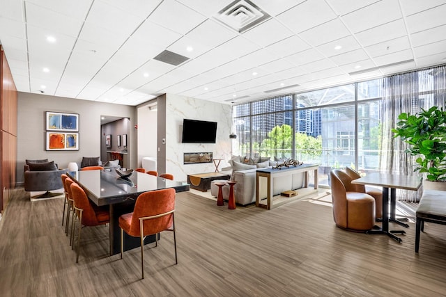 201 N Westshore Dr Unit 2102, Chicago, IL 60601 - dining space with expansive windows, wood finished floors, and recessed lighting