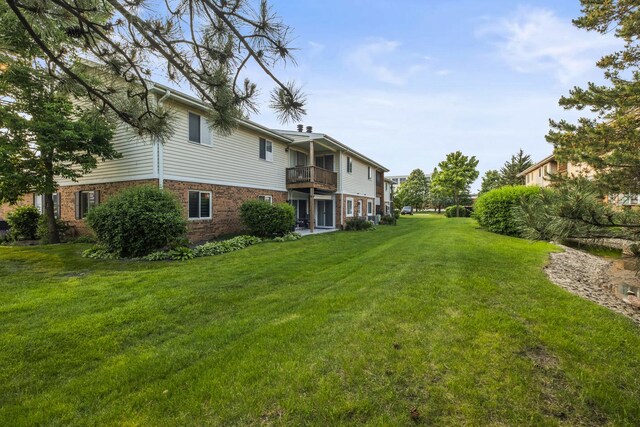 7215 Birchwood Ct Unit 19B, Willowbrook, IL 60527 - view of green lawn featuring a balcony