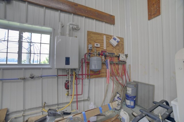 1897 N 2500 E Rd, Watseka, IL 60970 - utility room featuring water heater