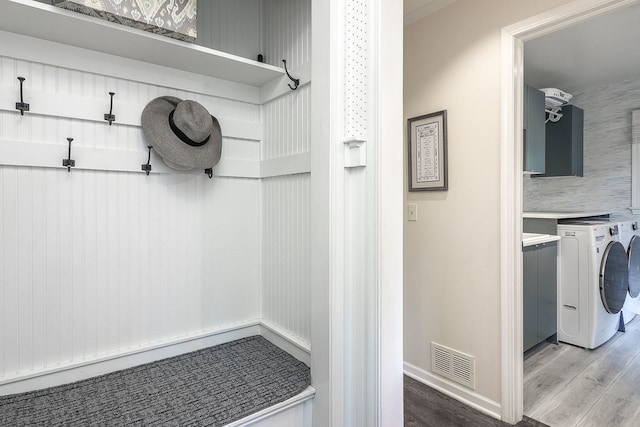 1925 Kentwood Ct, Darien, IL 60561 - mudroom with wood finished floors and washer and clothes dryer