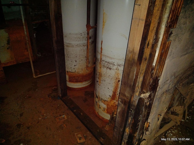 41 Manor Dr, Matteson, IL 60443 - detailed view of gas water heater