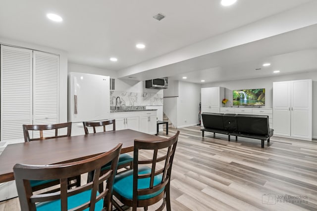 634 Primrose Ln, Schaumburg, IL 60194 - dining room with recessed lighting, light wood finished floors, and baseboards