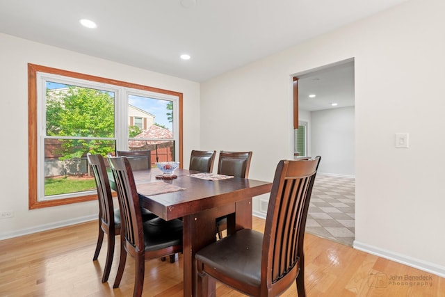 634 Primrose Ln, Schaumburg, IL 60194 - dining room with light wood finished floors, baseboards, and recessed lighting
