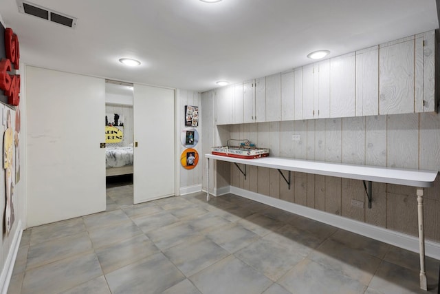 1452 Hemlock Knoll Ter, Northbrook, IL 60062 - kitchen with light countertops, a kitchen breakfast bar, a peninsula, and baseboards