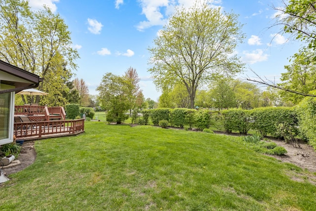 1452 Hemlock Knoll Ter, Northbrook, IL 60062 - view of grassy yard with a deck