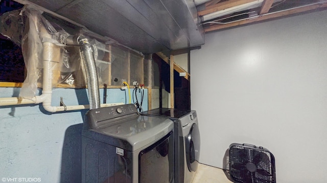 154 Wildflower Ln, Round Lake Beach, IL 60073 - laundry room featuring independent washer and dryer