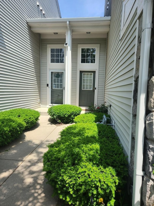 152 W Chatham Ln, Round Lake, IL 60073 - view of doorway to property