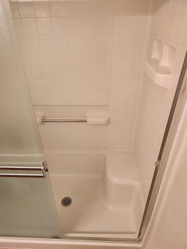 152 W Chatham Ln, Round Lake, IL 60073 - full bath featuring a shower stall