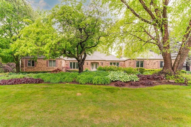 15 Highview Cir, Hawthorn Woods, IL 60047 - view of front of house featuring a front yard and brick siding