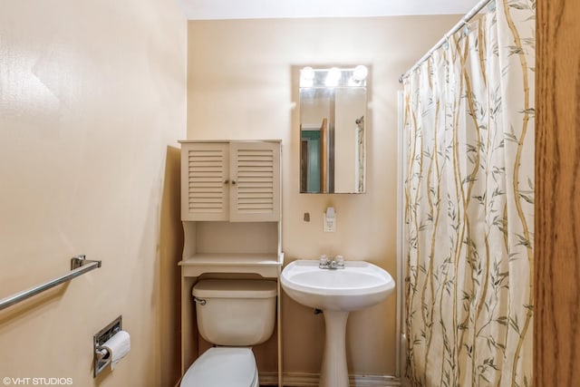 703 Hudson Ave, Romeoville, IL 60446 - bathroom with toilet and a shower with curtain