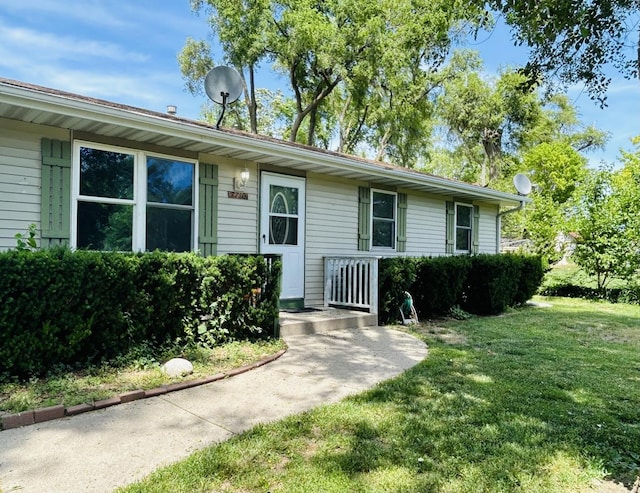7710 E Sunset Dr, Wonder Lake, IL 60097 - ranch-style home with a front yard