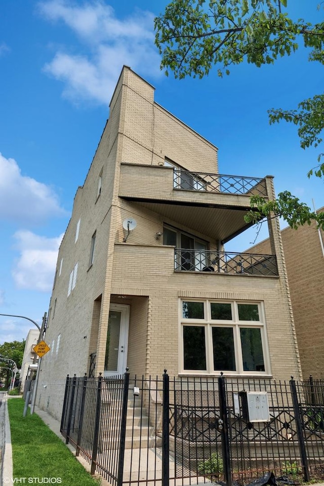 2538 W Flournoy St Unit 3, Chicago, IL 60612 - view of building exterior featuring a fenced front yard