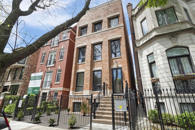 1834 N Hudson Ave Unit 2, Chicago, IL 60614 - view of property featuring a fenced front yard