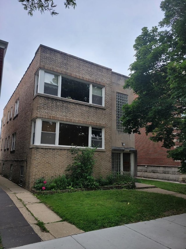2521 W Farragut Ave, Chicago, IL 60625 - view of front of home with brick siding and a front yard