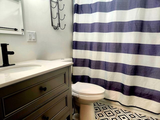 3601 W 123rd Pl, Alsip, IL 60803 - full bath with vanity, toilet, and a shower with curtain