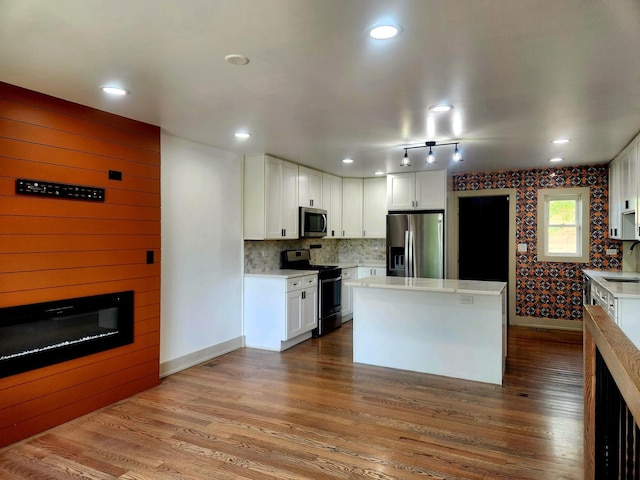 3601 W 123rd Pl, Alsip, IL 60803 - kitchen featuring stainless steel appliances, a fireplace, baseboards, a sink, and light countertops