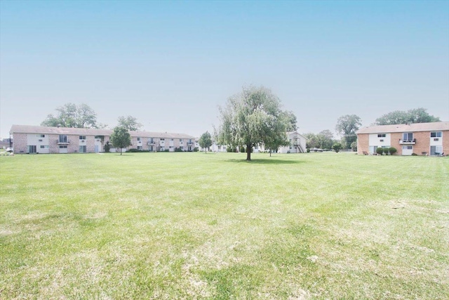 9204 Bumble Bee Dr Unit 1H, Des Plaines, IL 60016 - view of green lawn