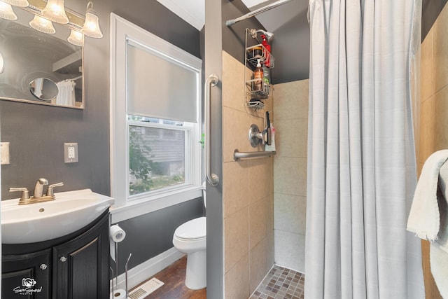 915 E Duane Blvd, Kankakee, IL 60901 - bathroom featuring vanity, a tile shower, toilet, and wood finished floors