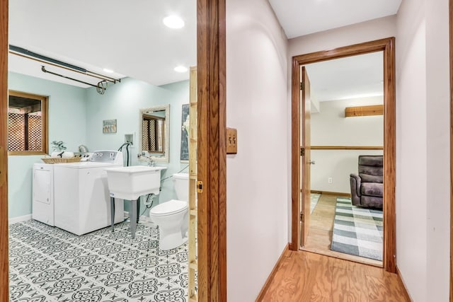 25911 W Highpoint Rd, Ingleside, IL 60041 - bathroom featuring washing machine and clothes dryer, toilet, baseboards, and recessed lighting