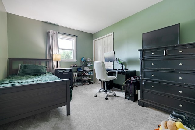 6130 Belmont Rd, Downers Grove, IL 60516 - bedroom featuring carpet floors, an office area, and a closet