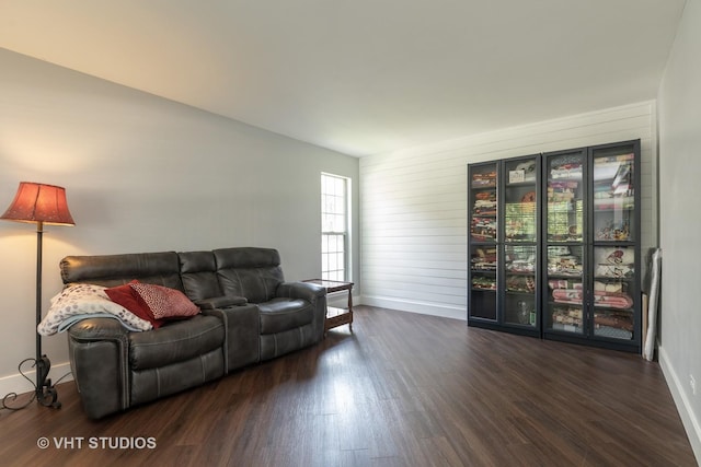 1544 Birmingham Ln, Crystal Lake, IL 60014 - living area with baseboards and wood finished floors