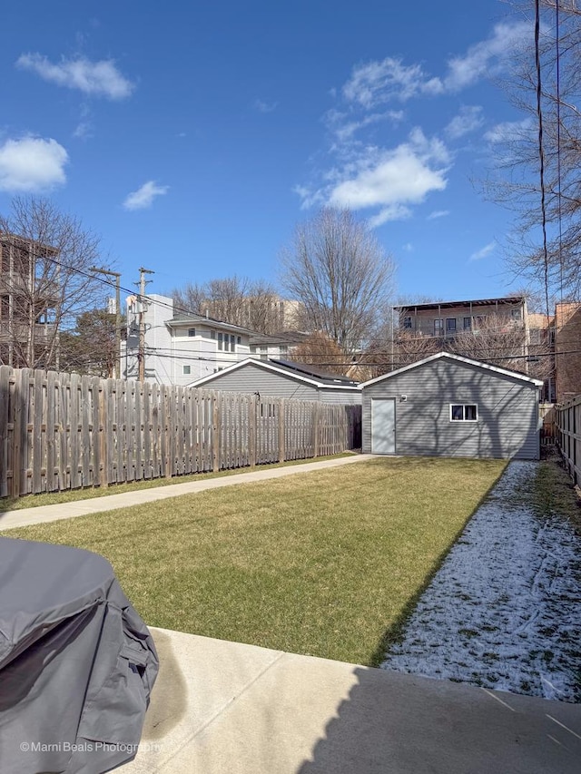 6123 S Ellis Ave, Chicago, IL 60637 - view of yard featuring an outbuilding
