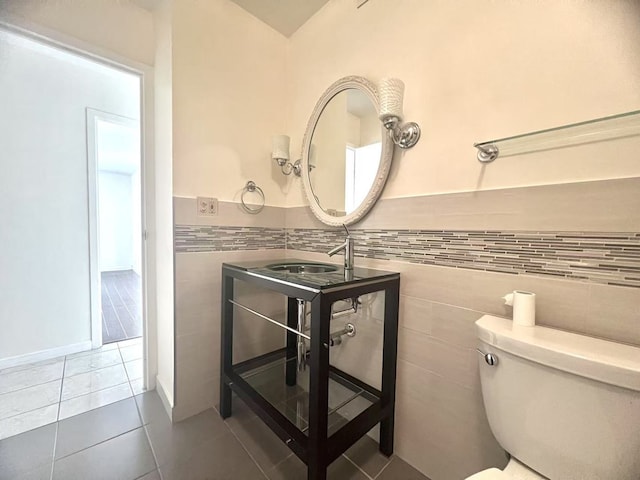 6033 N Sheridan Rd Unit 27C, Chicago, IL 60660 - bathroom with tile walls, tile patterned floors, wainscoting, and vanity