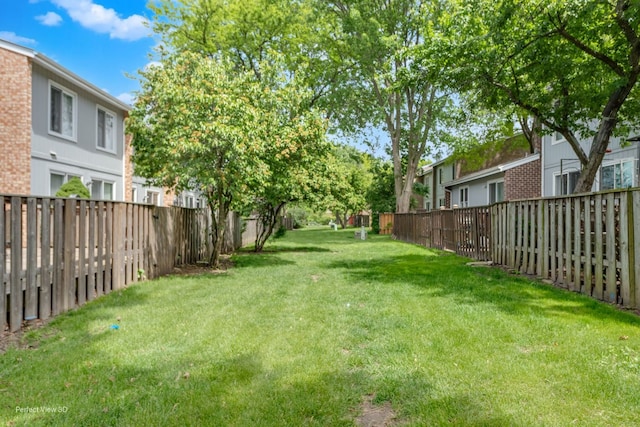 222 Oakwood Ln, Bloomingdale, IL 60108 - view of yard with a residential view