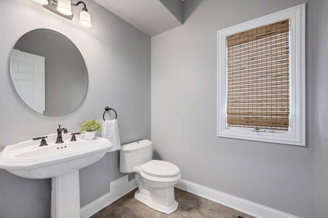 808 Maple Ave, Downers Grove, IL 60515 - bathroom featuring baseboards and toilet