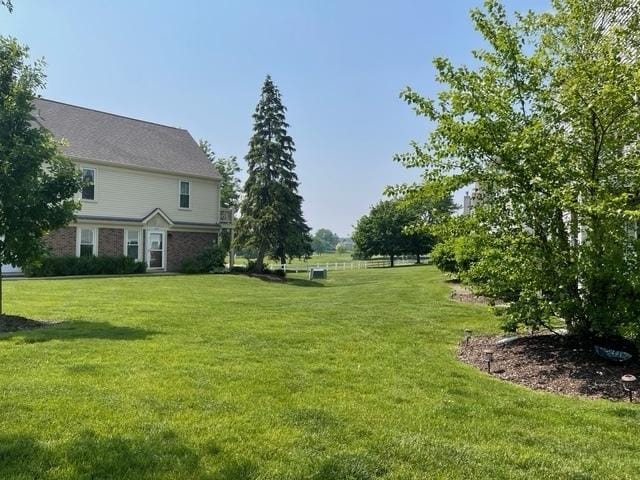 304 University Ln Unit 5, Elk Grove Village, IL 60007 - view of green lawn