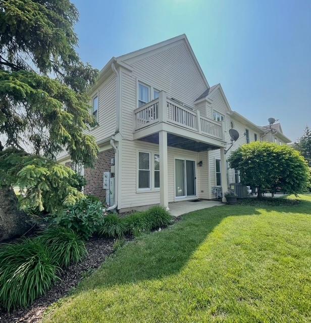 304 University Ln Unit 5, Elk Grove Village, IL 60007 - view of community featuring a water view, golf course view, and a yard
