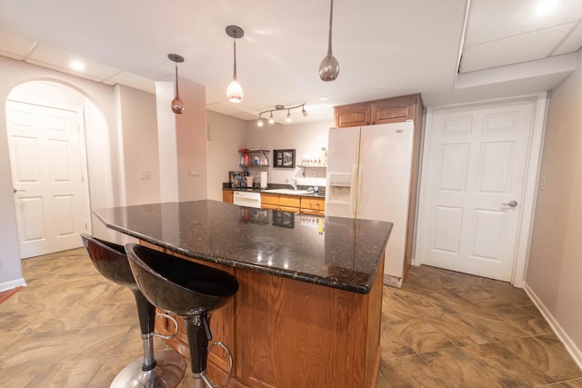 647 Oak Ln, South Elgin, IL 60177 - kitchen featuring white appliances, baseboards, hanging light fixtures, and a breakfast bar area