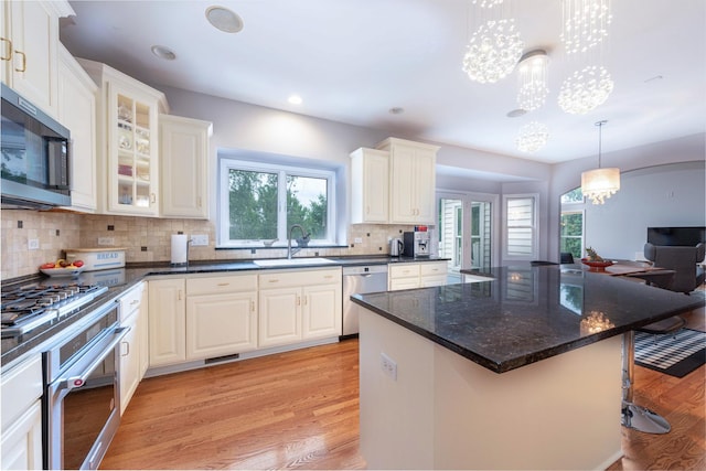 647 Oak Ln, South Elgin, IL 60177 - kitchen featuring stainless steel appliances, a sink, healthy amount of natural light, light wood finished floors, and recessed lighting