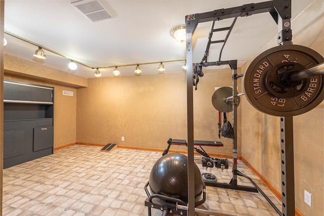 0S630 Hubbard Pl, Geneva, IL 60134 - workout area with baseboards