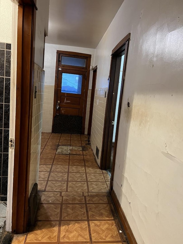 1511 N Linder Ave, Chicago, IL 60651 - hall featuring tile walls
