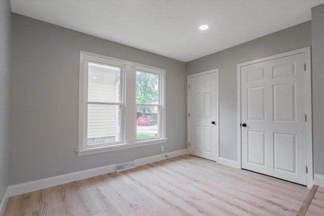 810 N Oak St, Bloomington, IL 61701 - unfurnished bedroom featuring light wood-style floors, baseboards, and recessed lighting