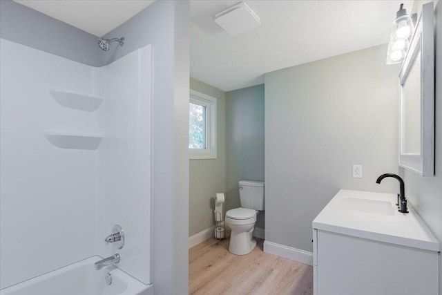 810 N Oak St, Bloomington, IL 61701 - bathroom featuring toilet, wood finished floors, vanity, shower / bathtub combination, and baseboards