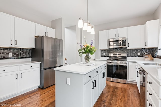 0N611 W Weaver Cir, Geneva, IL 60134 - kitchen featuring appliances with stainless steel finishes, a sink, tasteful backsplash, wood finished floors, and a center island