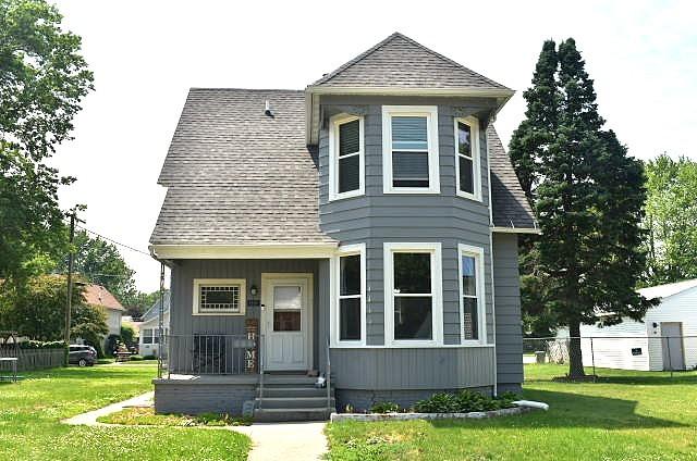 1207 4th Ave, Sterling, IL 61081 - victorian home featuring a porch and a shingled roof