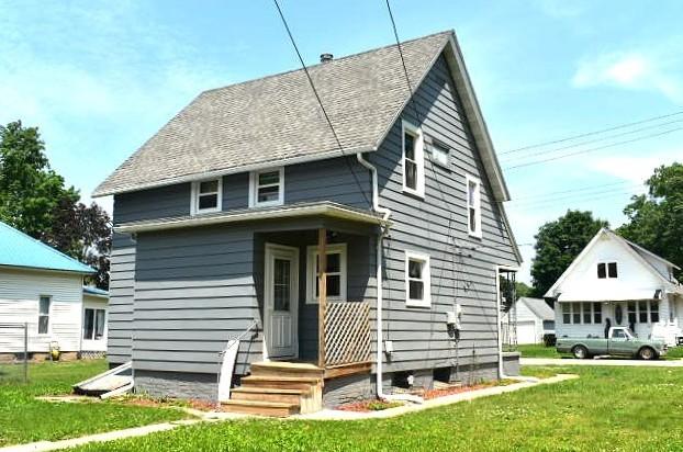 1207 4th Ave, Sterling, IL 61081 - rear view of house featuring a yard
