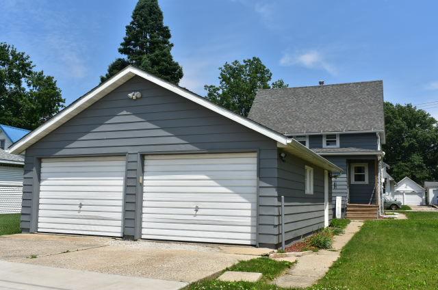 1207 4th Ave, Sterling, IL 61081 - view of front of house with an outdoor structure