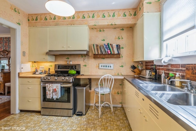 239 Imperial St, Park Ridge, IL 60068 - kitchen featuring gas stove, wallpapered walls, a sink, under cabinet range hood, and backsplash