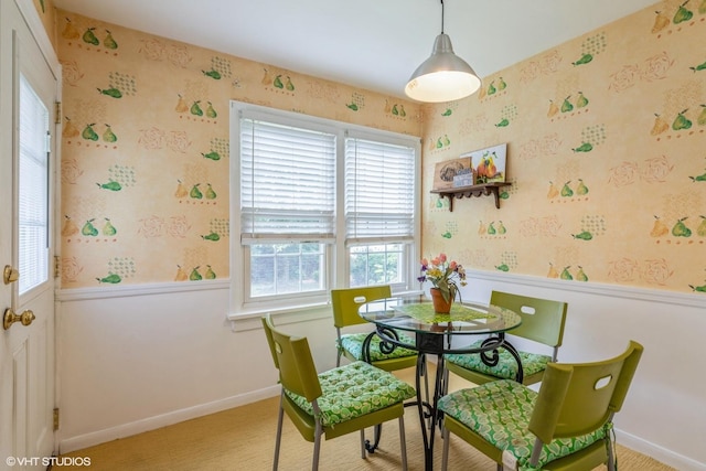 239 Imperial St, Park Ridge, IL 60068 - dining space with wallpapered walls and baseboards