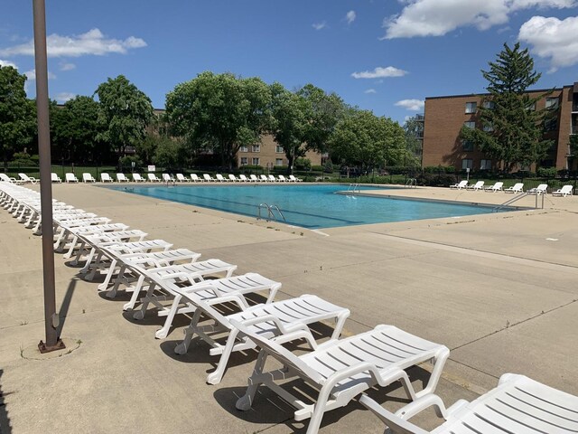 245 Park Ln Unit 208, Palatine, IL 60074 - community pool with a patio