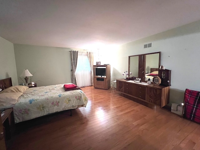 38W361 Binnie Rd, Dundee, IL 60118 - bedroom featuring light wood-style floors